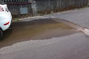 Simone Ortori, consigliere di Massa, segnala: “Perdita di acqua in via Castagnara. Gaia intervenga”