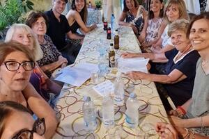 Cena tradizionale tra turiste storiche del nord Italia a Marina di Massa
