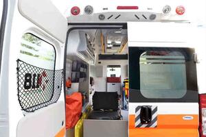 Due feriti in uno scontro frontale fra auto sul Viale XX Settembre a Carrara: una è grave