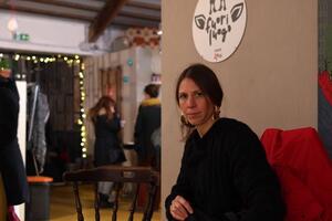 Carrara, viaggio alle radici dell’io: Emily Mignanelli torna al “Fuori Luogo”