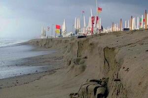 Consorzio balneari Massa: "Avanza l'erosione costiera. Tutto il litorale è in sofferenza e a Poveromo spariscono metri di spiaggia". Sono otto chilometri di arenile senza prospettive sul futuro.