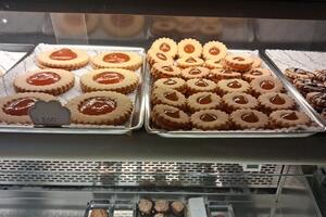 Ha aperto al Cinquale la nuova pasticceria "LeAnna" di Mirco Felici: coraggio ed esperienza per una nuova sfida