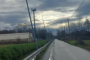 Cede l'argine del fosso in Via dei Loghi a Massa. la segnalazone di Fratelli d'Italia Massa
