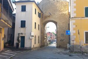 &quot;Lavori vergognosi sotto l&#039;arco della Martana a Massa: Italia Nostra Massa Montignoso fa un esposto alla Sovrintendenza di Lucca