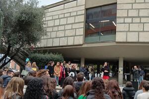 Tanti ragazzi alla manifestazione contro la violenza sulle donne organizzata dalla Consulta Giovani di Carrara: segni rossi sul viso e qualche dubbio sul vero significato del patriarcato