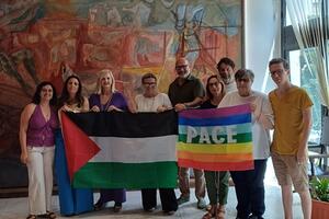 Il sindaco di Carrara mette la bandiera della Palestina sulla facciata del comune: violazione della neutralità istituzionale e insulto per la memoria delle donne del 7 luglio secondo il consigliere Bernardi