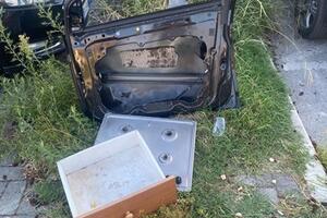 Portiera di un'auto abbandonata da tre  settimana in via Ascoli