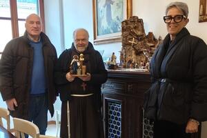 Natale: consegnata al Vescovo la tradizionale statuina del presepe. Confartigianato Imprese Massa Carrara Lunigiana e Coldiretti celebrano integrazione e sicurezza sul lavoro con l'opera del maestro Claudio Riso