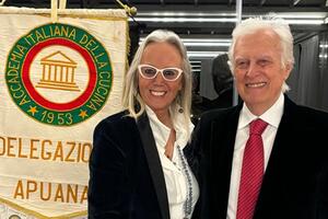 La storia delle guide gastronomiche raccontata da Romano Bavastro nella conviviale della cultura della Delegazione Apuana dell’Accademia Italiana della Cucina