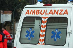Contro un palo con l'auto che si incendia nella zona industriale: muore carbonizzato il conducente