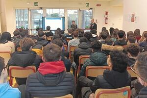 Incontro su cultura della legalità, bullismo e cyberbullismo: i carabinieri della Compagnia di Pontremoli hanno fatto visita agli studenti dell&#039;istituto comprensivo Paolo Ferrari