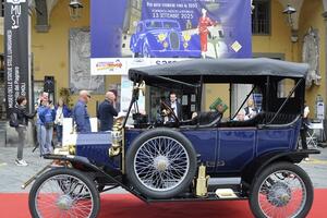 Incantano le auto d&#039;epoca a Pontremoli nel I° Concorso di Eleganza per Auto Storiche AC Massa Carrara