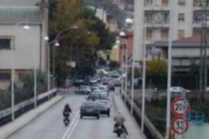 Sì lancia dal ponte Trieste a Massa: muore un ragazzo di 22 anni