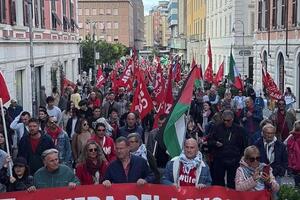 Sanzioni ai manifestanti propal che invasero i binari: per Anpi è repressione, condanna anche  da Legambiente Carrara