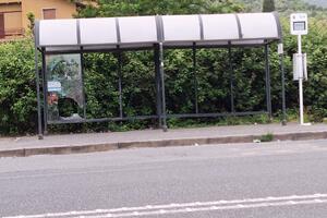 Pensiline a Carrara tra inciviltà e abbandono: imbrattate le nuove strutture, mentre le vecchie danneggiate restano un pericolo per i cittadini
