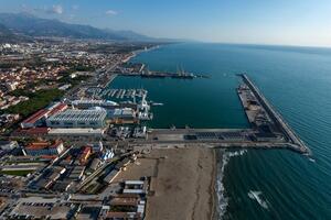 Ampliamento del porto di Carrara grande come la Reggia di Caserta: la dura critica dei Paladini Apuoversiliesi