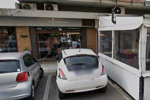 Sfondata la vetrina di un negozio di abbigliamento a Marina di Carrara: rubata tutta la linea di abiti di lusso