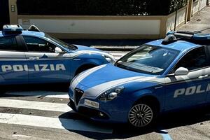 Tentano di scassinare un negozio di articoli da regalo a Massa: arrestati dalla polizia due rumeni