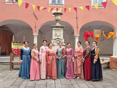 Danze storiche: grande successo per &quot;La riverenza&quot; gruppo dell&#039;associazione Antica Massa Cybea che studia e insegna le danze rinascimentali