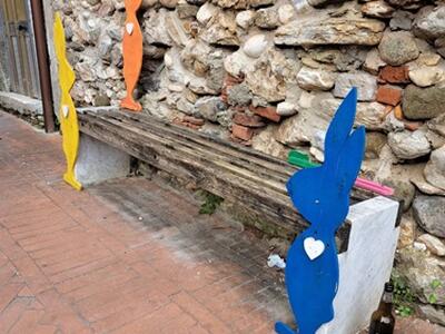 Rubati due sculture di coniglietti donati alla comunità di Grazzano dallo scultore Giacomo: l'amarezza dei residenti