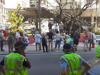 Sit in per tutelare il verde pubblico sotto al comune di Carrara organizzato da Italia Nostra
