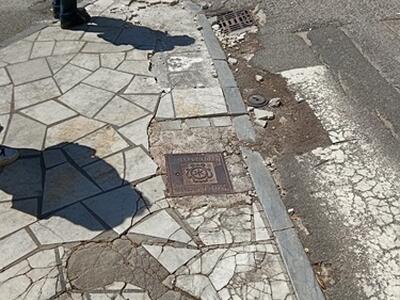 Marciapiedi dissestato in piazza Matteotti a Carrara: cade e si ferisce un'anziana