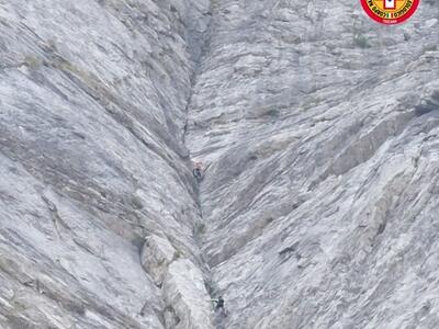 Raggiunto l'alpinista precipitato per 35 metri sul Pizzo d'Uccello: in corso il trasferimento in ospedale