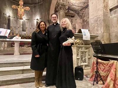 Duomo gremito  per il concerto di canti di natale in Duomo a Carrara organizzati da Fidapa di Massa Carrara 