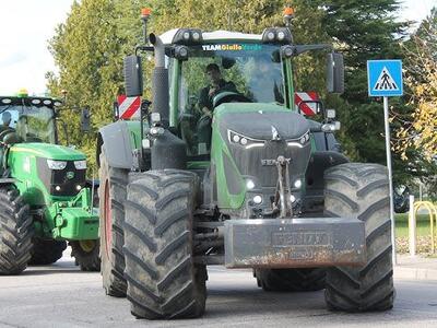 Coldiretti Massa Carrara: a Licciana Nardi la sfilata dei trattori e la benedizione dei prodotti della terra, agricoltura in festa per 75° giornata del ringraziamento
