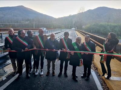 Riaperto il secondo ponte sul Torrente Penolo. Lorenzetti: "Grande collaborazione fra Comune di Tresana e Provincia di Massa-Carrara"