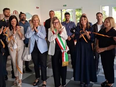 Grande, accogliente, colorata: una nuova mensa per la ‘Rodari'. Taglio del nastro in via Villafranca