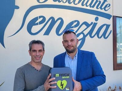 Due nuovi defibrillatori per Marina di Carrara: Ristorante Venezia e Mr Crunch fanno squadra per la città