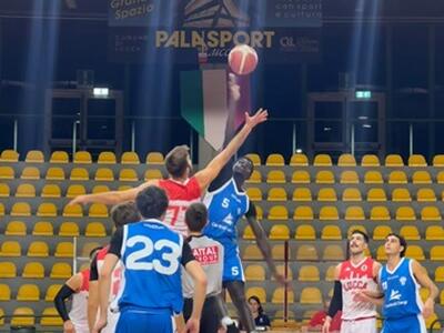 Campionato di basket serie DR1: il CMC Carrara cade a Lucca: la Libertas si impone 74-68