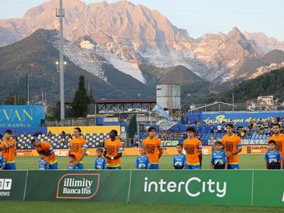 Carrarese e Con- vivere ancora insieme: magliette arancioni nel campionato di serie B