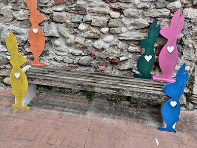 Tornano le sculture dei coniglietti a Grazzano: la gioia dei residenti