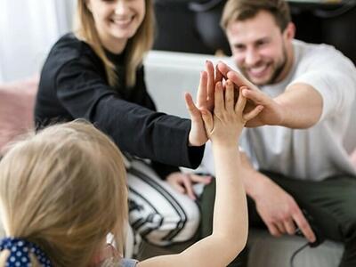 &quot;Genitori in relazione&quot; parte il corso di Connessioni Apuane sulla comunicazione in famiglia e la gestione emotiva