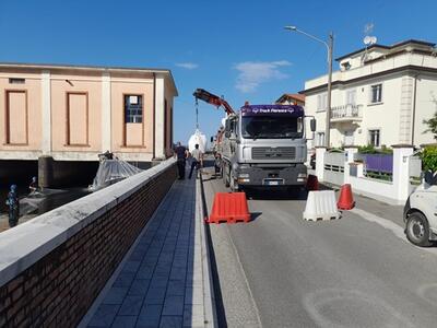 Lavori di manutenzione al Brugiano a Massa per garantire la piena efficienza dell'impianto: l'intervento del Consorzio. Chiusa al traffico via Padova