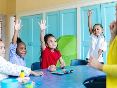 Accesso gratuito all&#039;intero ciclo scolastico dal nido alle superiori e  ai centri estivi per i bambini rifugiati nel comune di Carrarativi gratuti