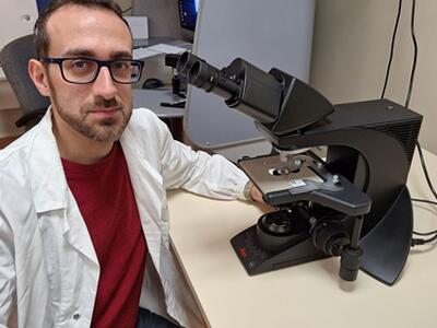 Carrara: microscopio donato all'Anatomia patologica nord dalla Fondazione Cassa di Risparmio di Carrara