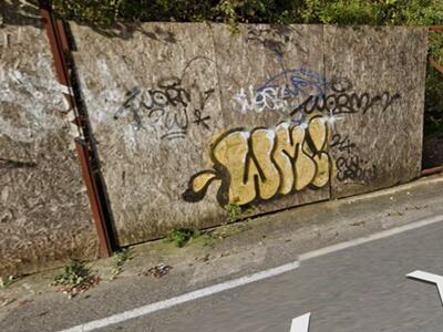 Recinzione abbandonata cade a pezzi sulla strada della Foce:i residenti fanno segnalazioni al comune di Carrara ma parte il rimpallo delle responsabilità tra gli uffici