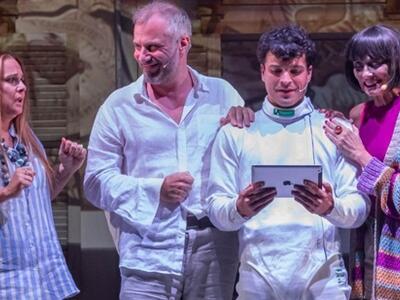 Stagione teatrale a Massa: al Guglielmi arrivano La vedova scaltra di Goldoni con Caterina Murino e Ubi Maior di Bertini con Leo Gassmann e Matteo Taranto