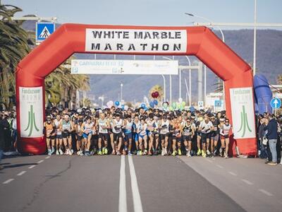 Domenica 15 febbraio si corre la White Marble Marathon 2026: attenzione ai divieti di sosta e alle modifiche alla circolazione