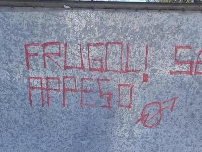 "Frugoli appeso": sui muri di Massa è apparsa una chiara minaccia contro il consigliere della Lega firmata con la falce e il martello dell'Unione Sovietica