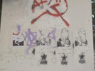 Imbrattato il muro del liceo Fermi di Massa: falce e martello e scritte che inneggiano a Antifaschistische Aktion collettivo internazionale di estrema sinistra