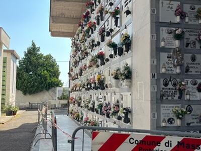 Degrado, sporcizia, mancanza di rispetto degli orari e della dignità dei defunti e delle loro famiglie: la drammatica realtà del cimitero di turano a Massa