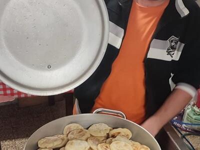 La cena di Natale diventa un record da Guinness: in dieci mangiano 500 tigelle farcite al circolo Malatesta di Gragnana