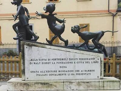 Il monumento ai cartoon Disney  nella piazza di Pontremoli