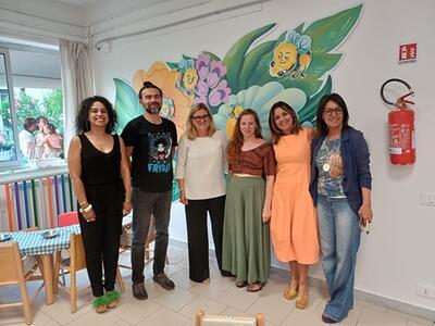 L’arte in tavola. Inaugurati nella mensa dell’asilo nido ‘I Cuccioli’ i murales di Rosmunda