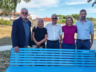 Un "Abbraccio" visivo contro violenza e disabilità. Inaugurate due panchine speciali a Montignoso