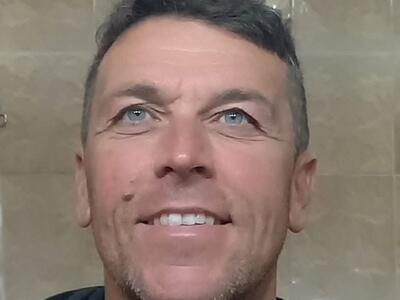 Un uomo di famiglia, appassionato di funghi e tifoso della Fiorentina: è Giacomo Bongiorni l'uomo aggredito e ucciso in pieno a centro a Massa davanti agli occhi del suo bambino